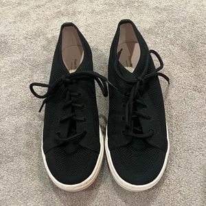 Black casual tennis shoes